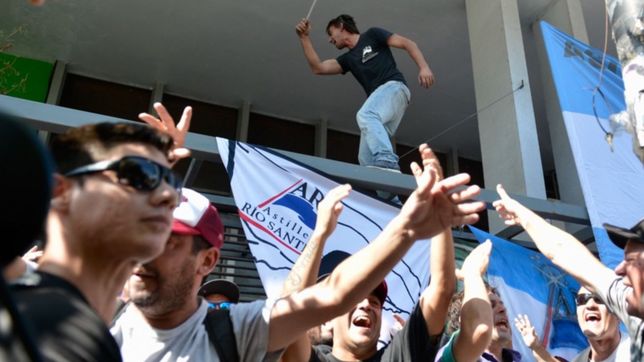 en medio del paro nacional, sindicatos y trabajadores del astillero marchan en la plata