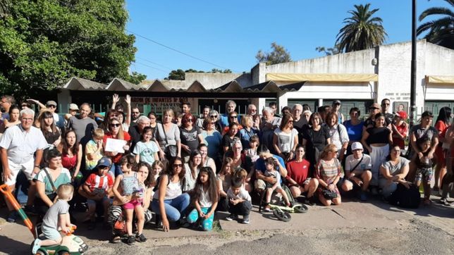 abrazo simbolico en el jardin n° 903 del parque san martin para evitar su traslado 