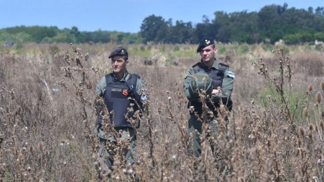 malestar de los vecinos y reubicacion de gendarmes en la toma de tierra de los hornos