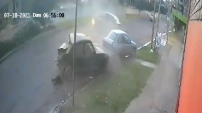 video: asi fue el impactante triple choque en la plata que termino con dos heridos