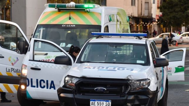 choco a cuatro autos estacionados, se estrello contra un arbol y se fue caminando