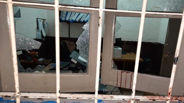 tenia que volver a la carcel pero robo, golpeo a un policia y destrozo una comisaria