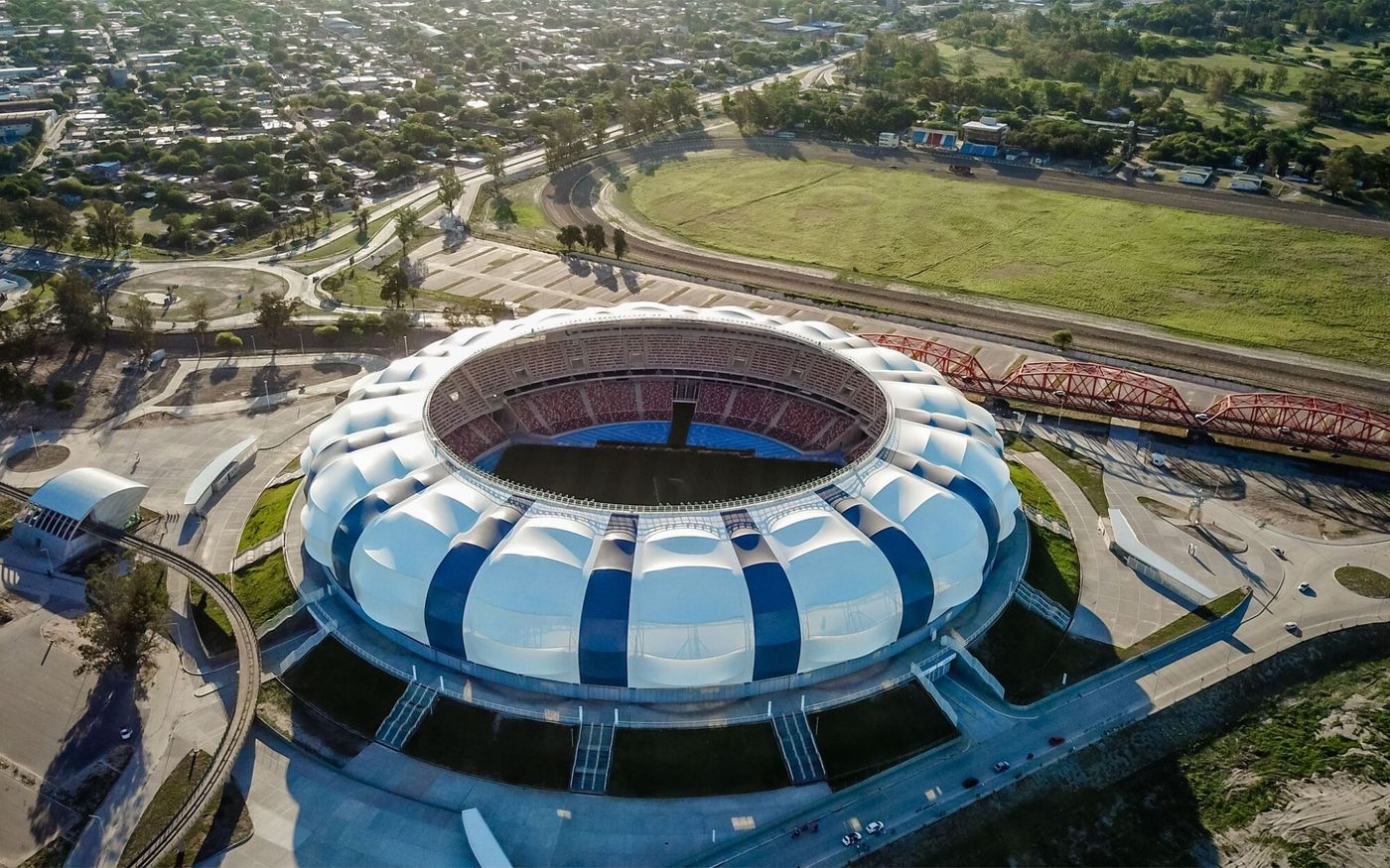 Estadio madre de ciudades afuera.jpg