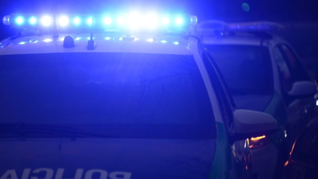 Fue a buscar a una amiga en La Plata, la apuntaron con un arma y le robaron el auto