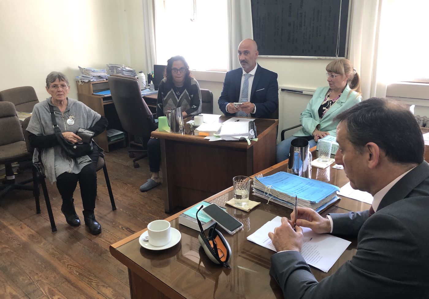 Rosa Bru, los defensores Andrea Reynoso y Matías Pietra Saz, junto a la funcionaria Patricia Tassano, bajo la atenta mirada del juez Andrés Vitali