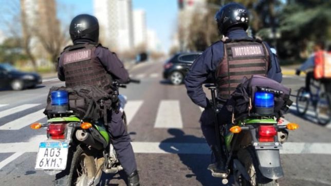 un policia mato a un delincuente que le quiso robar en la puerta de su casa
