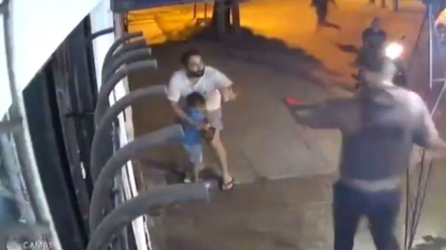 video: tres falsos policias armados con escopetas asaltaron a un nene de 3 anos y su papa