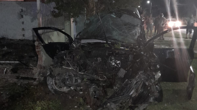 asi fue el choque en berisso en el que un joven automovilista se incrusto contra un paredon y murio