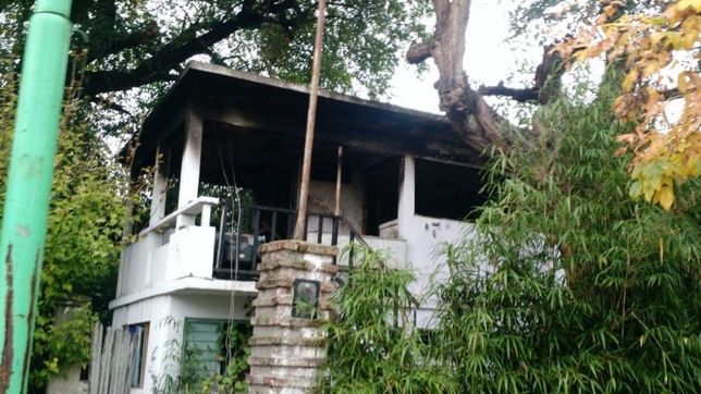 cansados de los robos, vecinos de ensenada incendiaron la casa de un conocido ladron