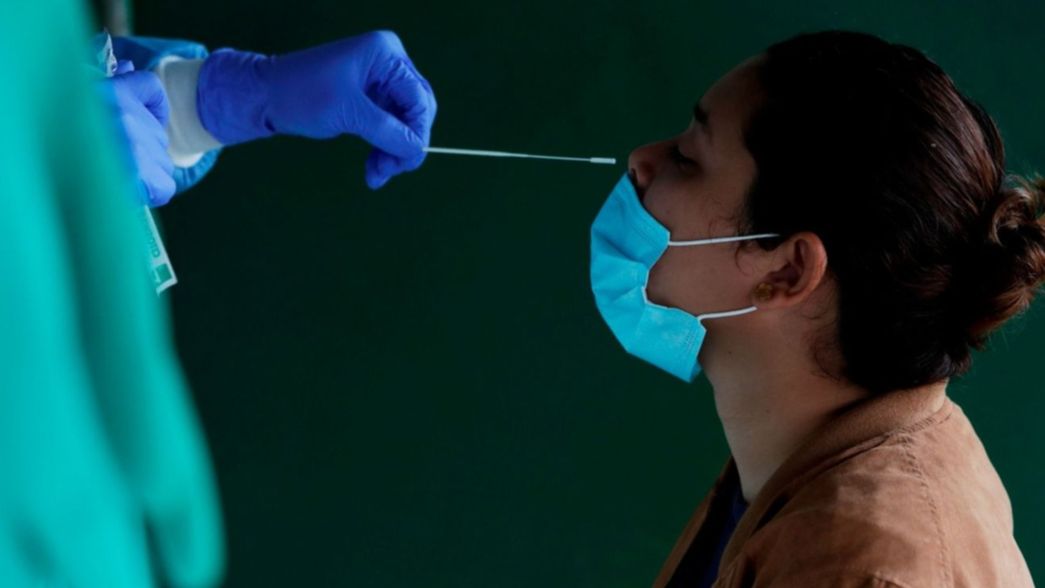 Cepa Delta: aseguran que vacunados y no vacunados se infectan con la misma carga viral