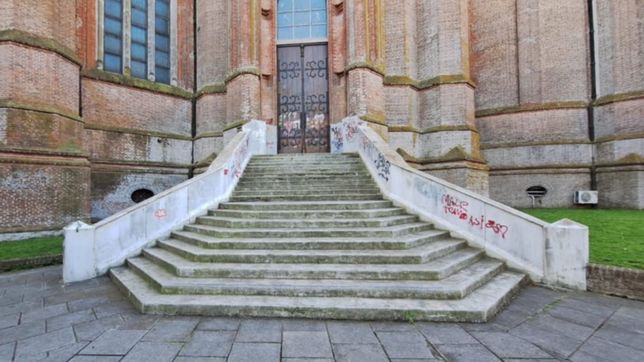 vandalizaron con aerosol historicas puertas de la catedral de la plata