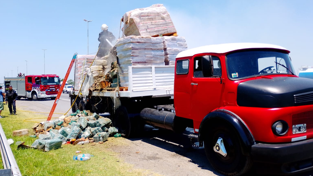 tension por el incendio de un camion en plena autopista
