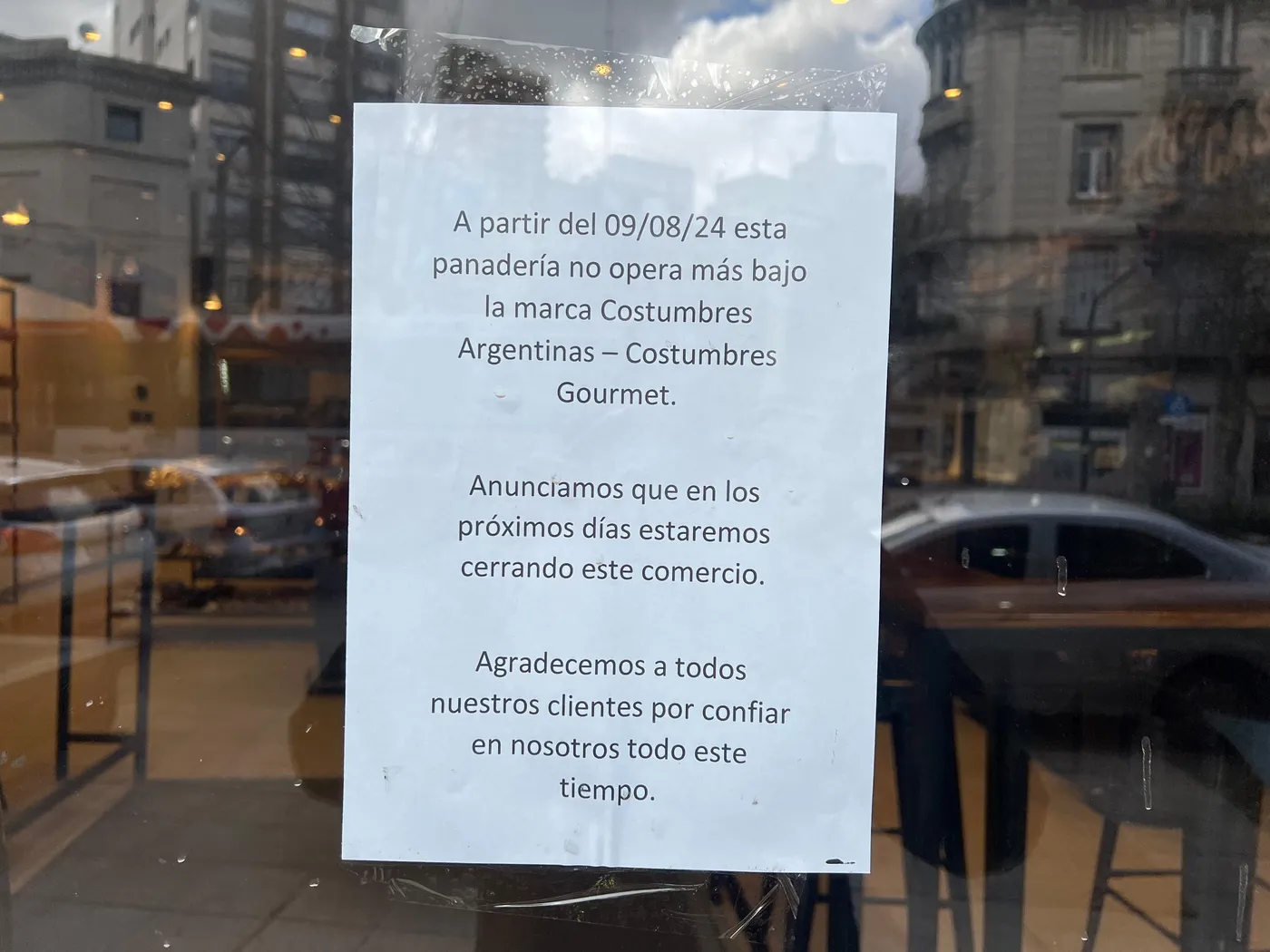 Uno de los carteles de la panadería Costumbres Argentinas de La Plata.