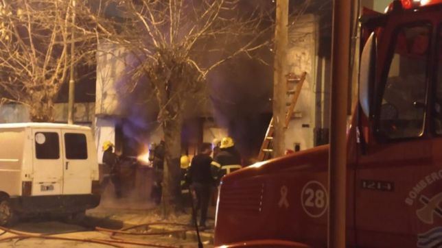 un hombre murio en un tragico incendio en berisso y una chica termino con heridas graves