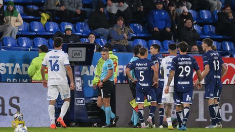 Todas las polémicas que complicaron a Gimnasia contra Vélez e hicieron estallar a los hinchas Todas las polémicas que complicaron a Gimnasia contra Vélez e hicieron estallar a los hinchas