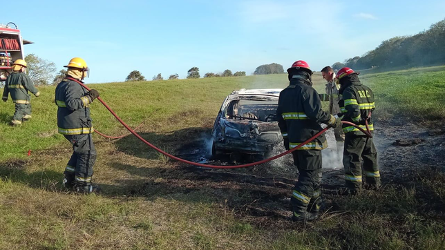 una platense fue hallada calcinada dentro de un auto a la vera de la ruta 11
