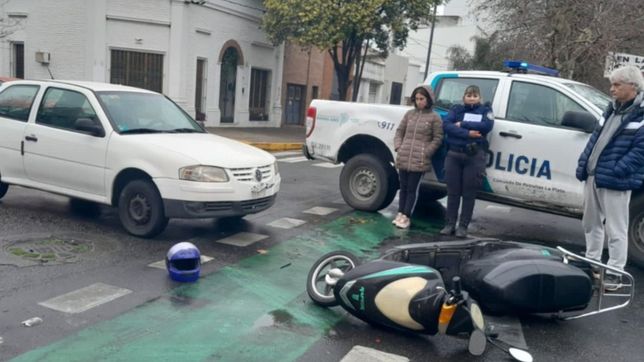 fuerte choque entre una moto y un auto en la plata: una mujer fue hospitalizada