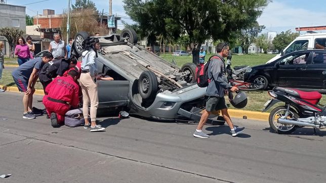una comisaria de la plata volco a metros del estadio unico y termino en el hospital rossi