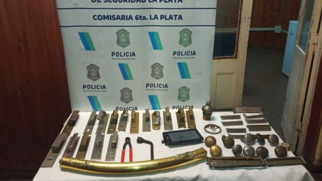 una banda de ladrones dejo a todo un barrio de la plata sin picaportes