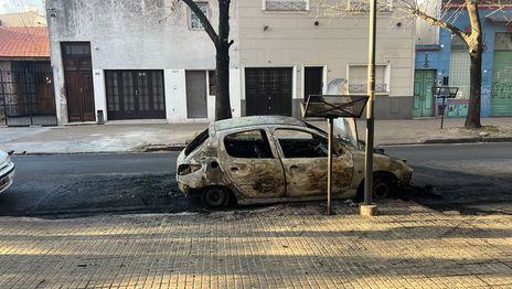 Peugeot 2027 incendiado (2)