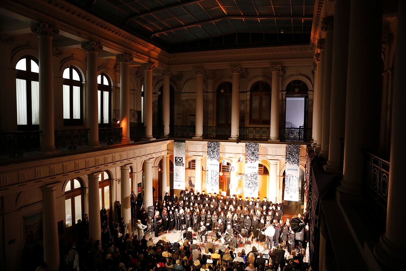 Los elencos musicales estables de la UNLP durante el homenaje a los sobrevivientes y v&iacute;ctimas de La Noche de los L&aacute;pices