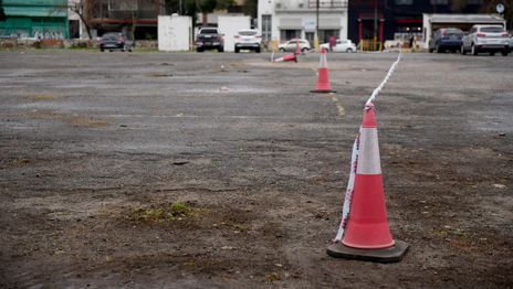 Conos, cadenas y carteles: buscan frenar la reserva ilegal de estacionamiento en calles de La Plata