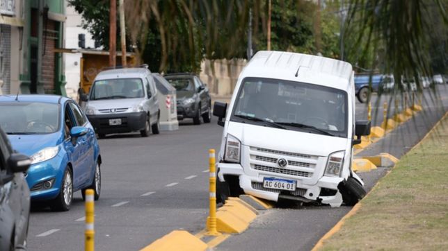 choco contra una bicisenda y destrozo el tren delantero de su camioneta