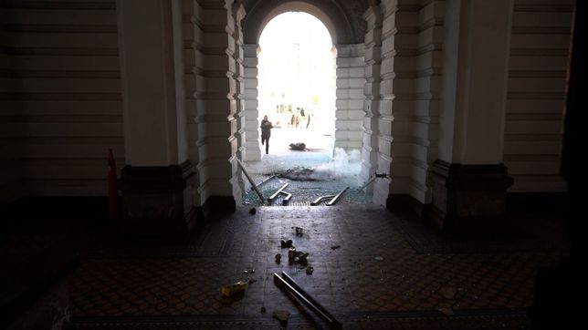 la libertad avanza repudio los incidentes frente a la municipalidad y apunto contra julio alak