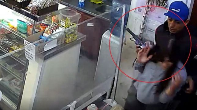 video: entro a robar a un almacen de la plata armado con un pistolon y se fue con 20 pesos