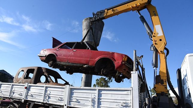 removieron en la plata mas de 600 vehiculos quemados, cortados y abandonados en la calle