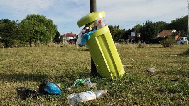 vecinos de villa elvira denuncian que las plazas y espacios verdes del barrio estan abandonados