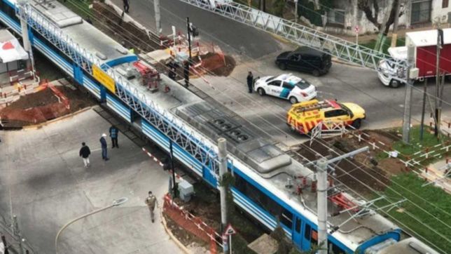 choque y milagro en el tren roca: una formacion embistio a un hombre que tendria covid-19