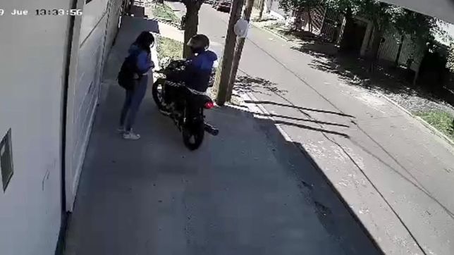 video: un motochorro asalto a una joven y escapo con su celular a plena luz del dia