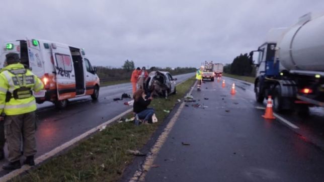 choque fatal entre dos camiones y dos autos: tres personas murieron