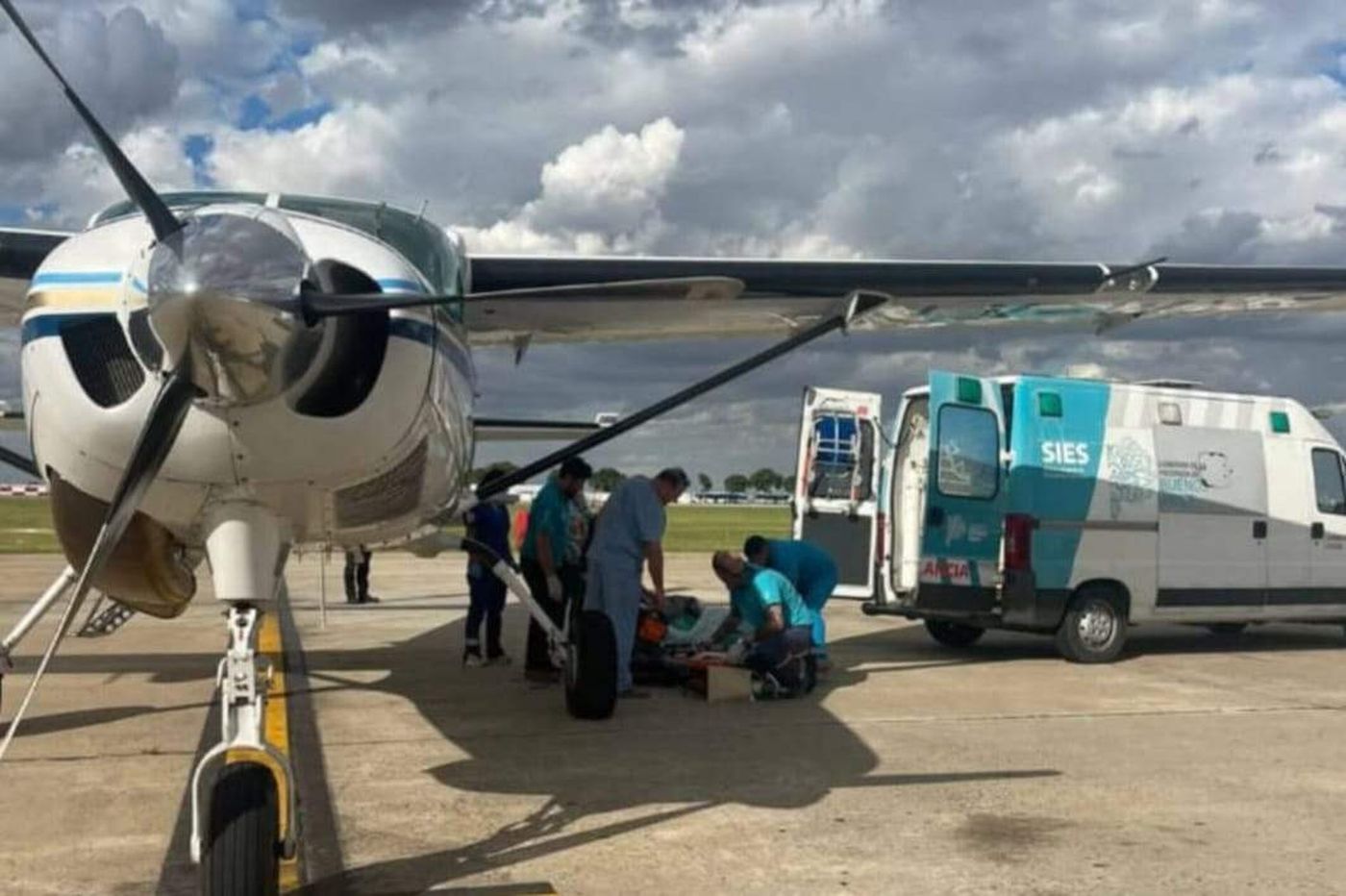 El equipo de SIES junto al avi&oacute;n sanitario del Ministerio de Salud de la Provincia que traslado a la mujer de La Plata desde Misiones.