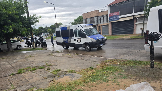 buscaban al autor de un crimen en la plata y dieron con una banda dedicada a la venta de drogas