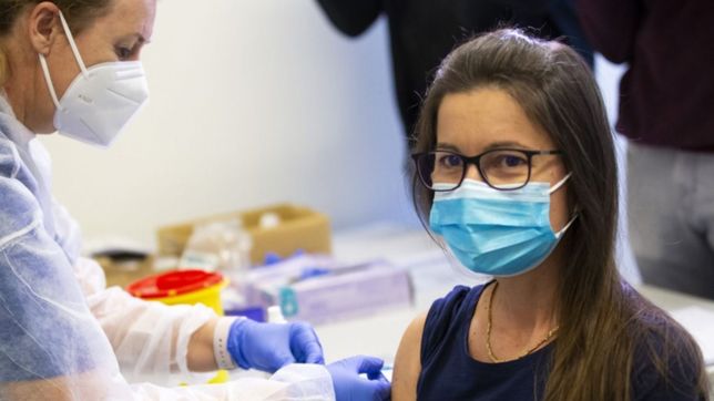 ¿cuando empezarian a vacunar en la plata a los mayores de 18 anos?