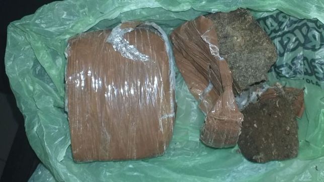 arrojo un ladrillo con casi medio kilo de marihuana hacia una carcel de la plata y escapo
