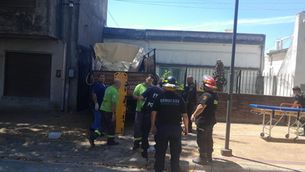 Un hombre se descompensó manejando, chocó contra una casa y murió