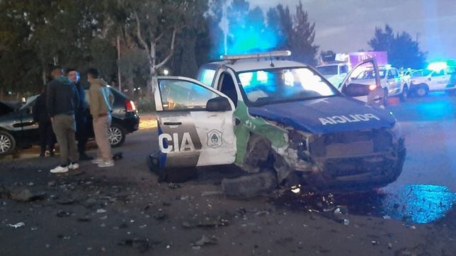impactante choque frontal entre un auto y una camioneta de la policia en la plata