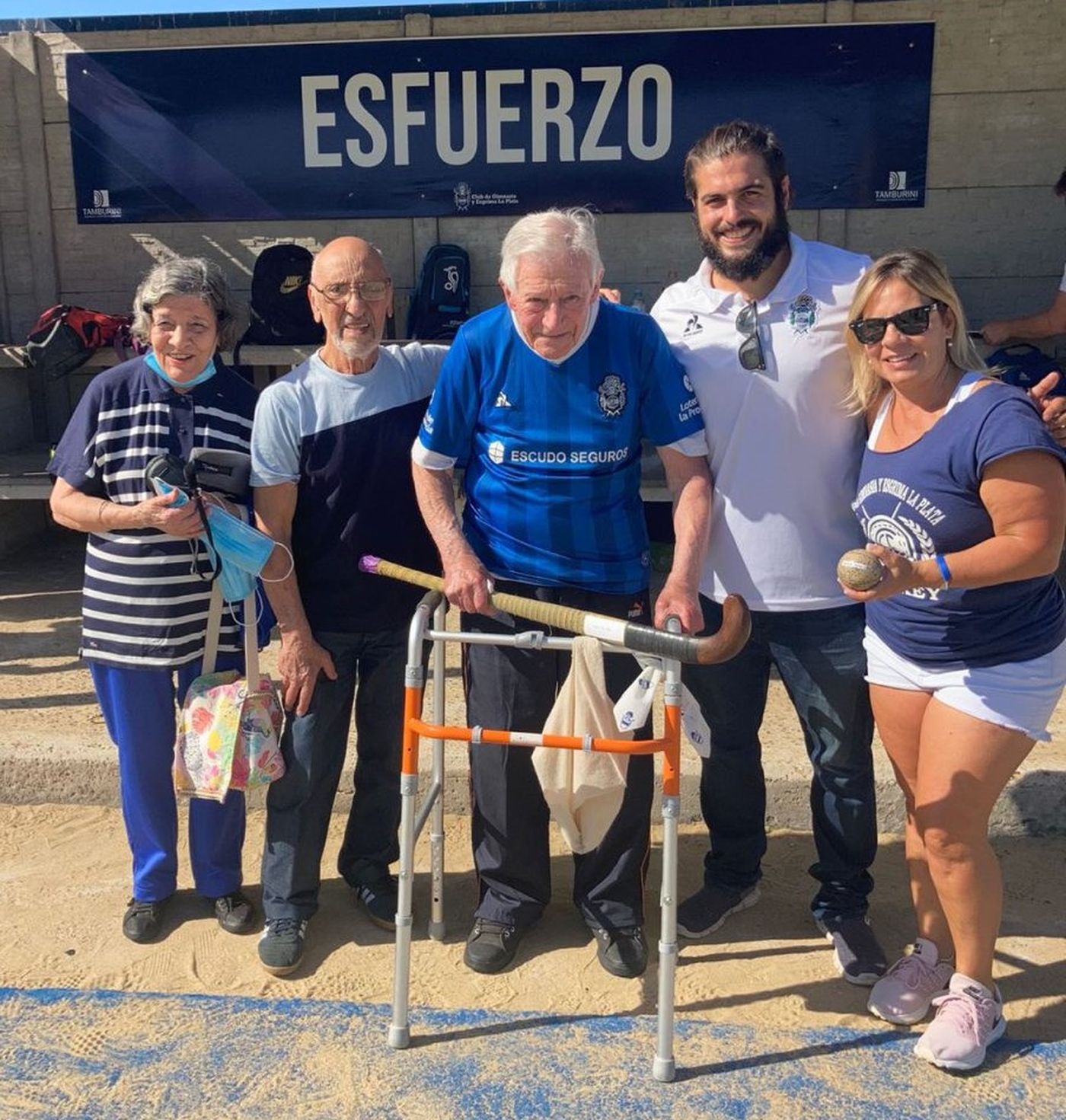 Reconocimiento a Omar Salas (centro) y a Carlos Bernardi, el año pasado en el Bosquecito