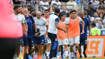 Gimnasia no arrancó bien y Zaniratto se cruzó con un hincha al final del primer tiempo del clásico platense