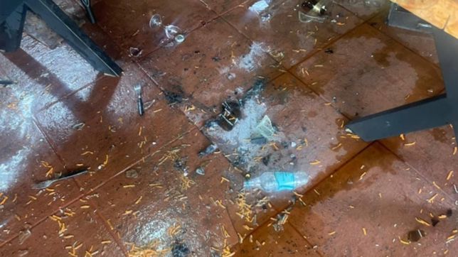 carbon en el piso y vidrios desparramados: asi quedo la parrilla tras la pelea de la uocra