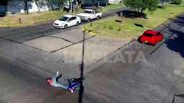 video: un motociclista termino herido tras chocar contra un auto que cruzo en rojo