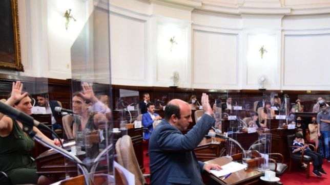 en medio de cruces y chicanas, el concejo aprobo las rezonificaciones enviadas por garro