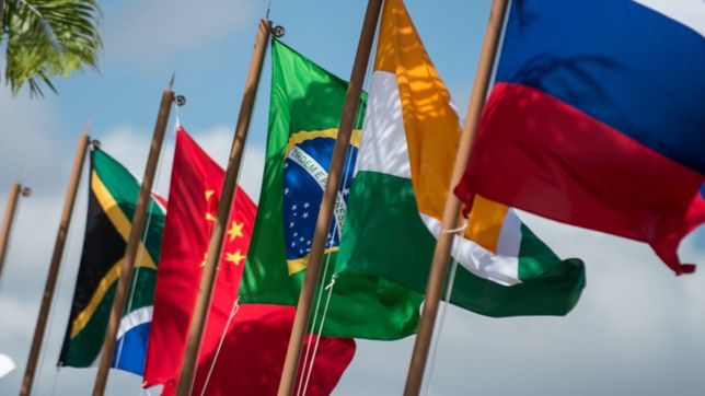 ¿que es el brics y en que se beneficia la argentina con su ingreso al bloque?