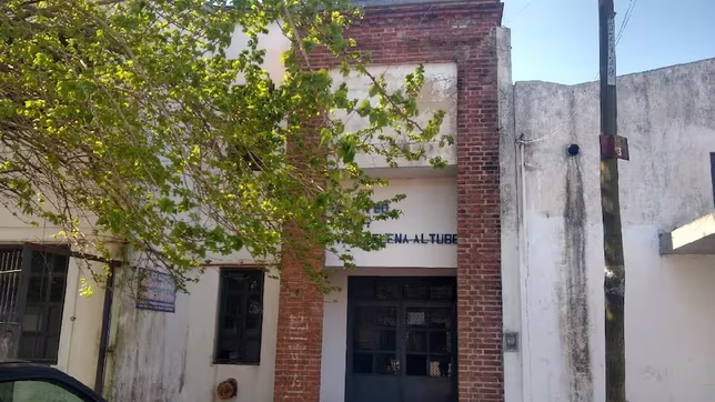 un grupo de adolescentes ataco a una nena de 10 anos en una escuela de la plata