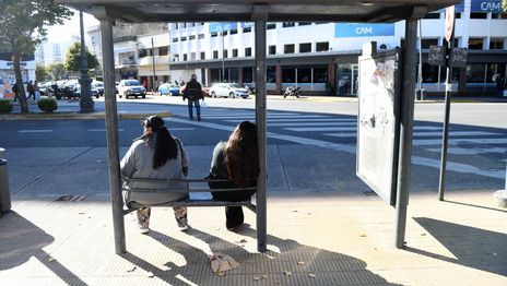 Proponen colocar carteles para concientizar sobre la violencia de género en las paradas de micros en La Plata