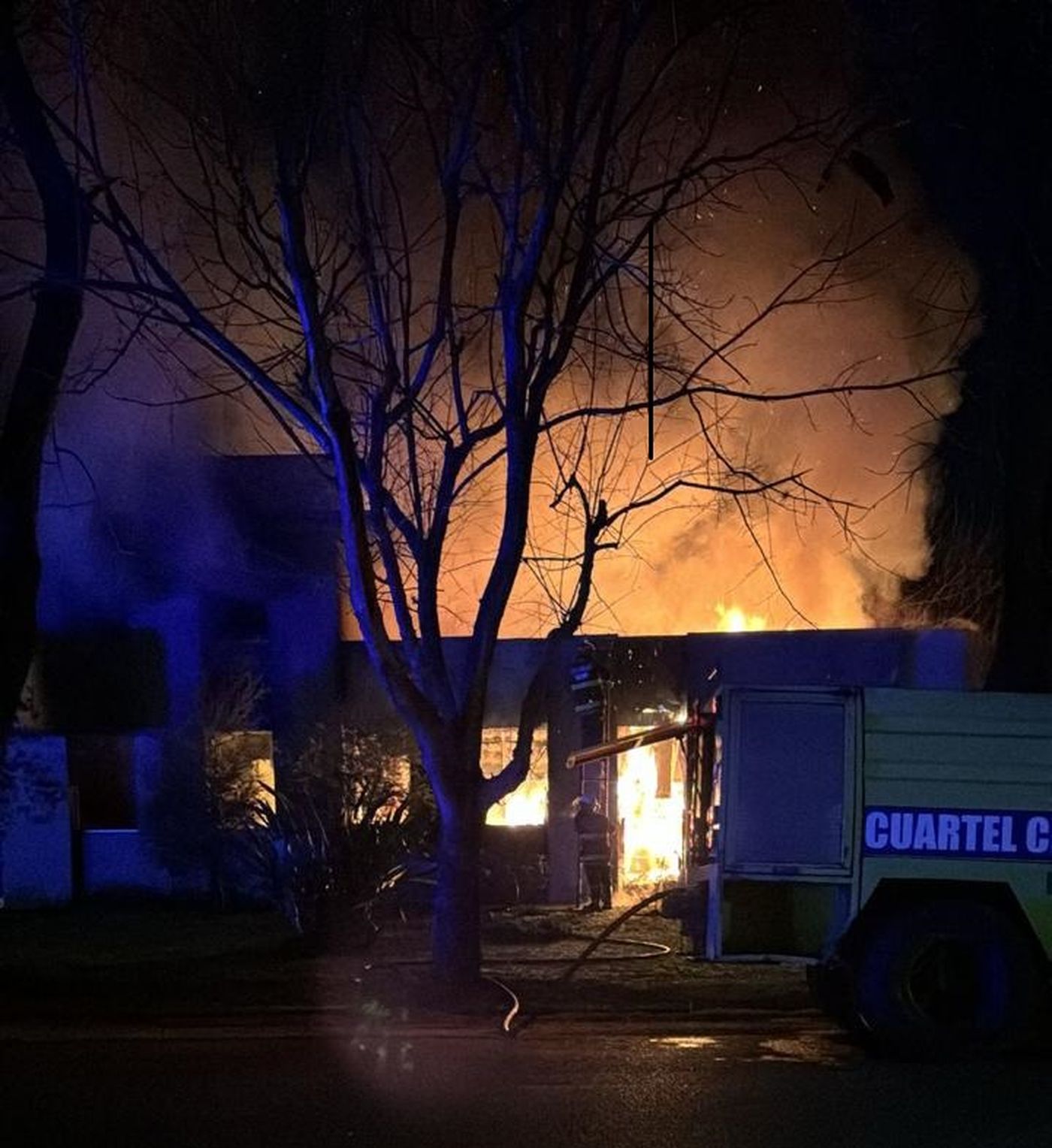 Dos dotaciones de bomberos trabajaron para apagar las llamas de la vivienda incendiada en Grand Bell.