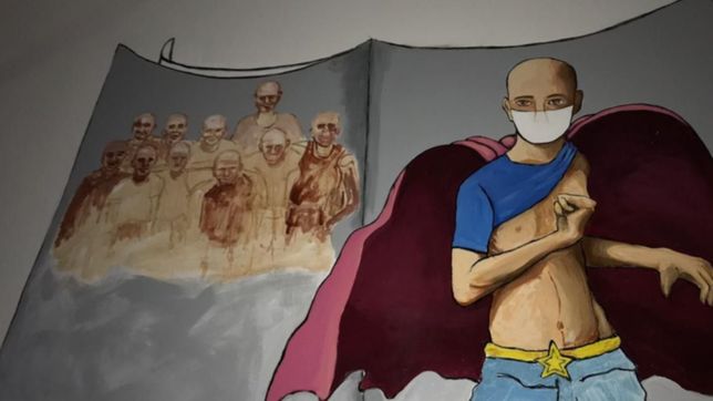 pintaron una sala del hospital de ninos con figuras de superheroes que vencieron al cancer